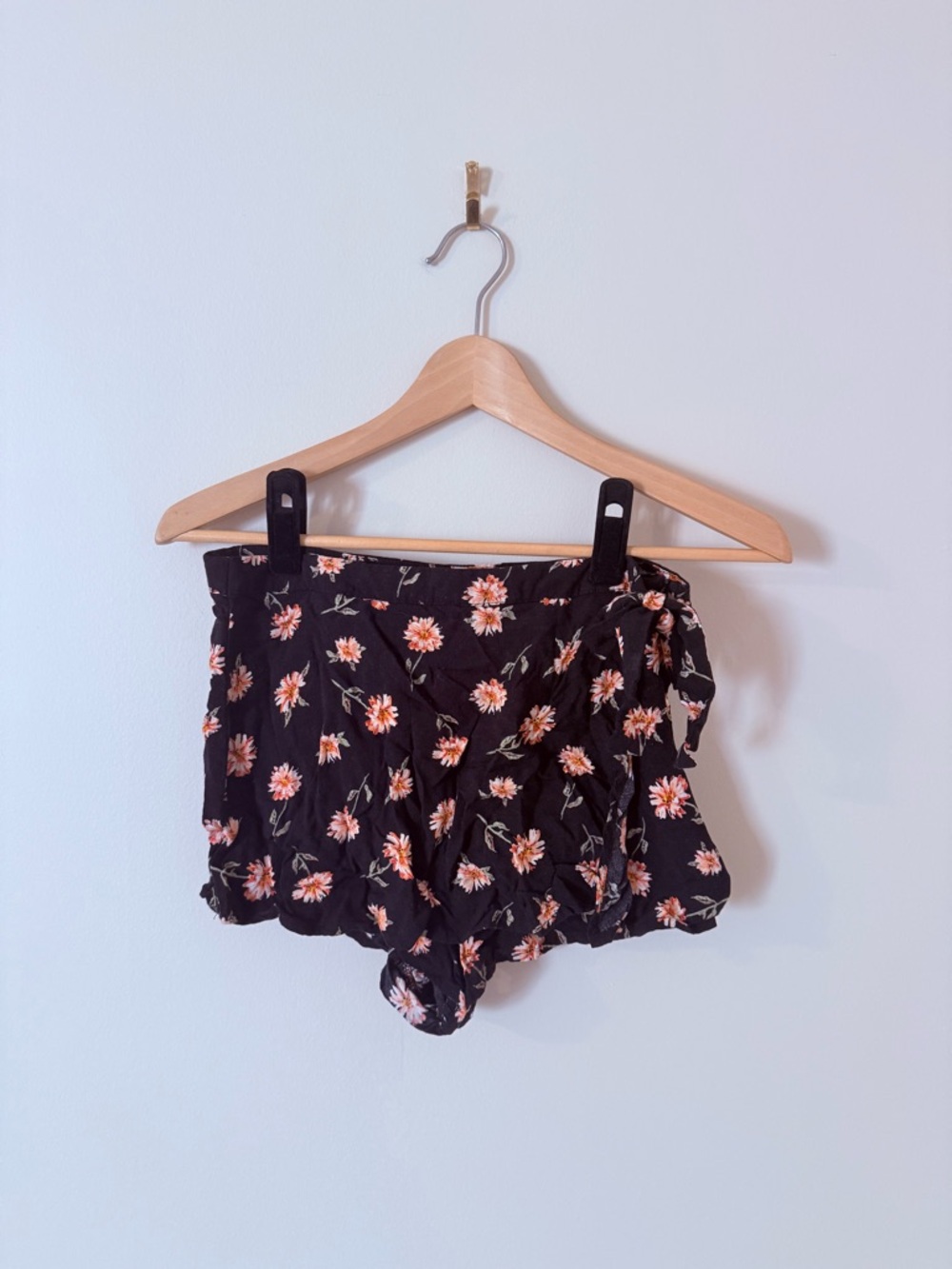FOREVER21 • Women’s Black Floral Tie-Waist Skort